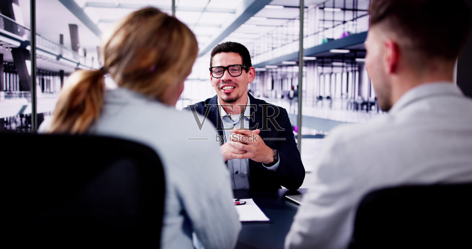 财务顾问为年轻夫妇提供未来投资咨询照片摄影图片