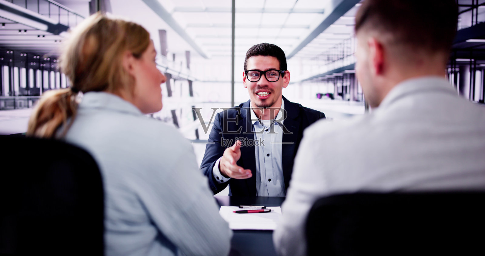 财务顾问为年轻夫妇提供未来投资咨询照片摄影图片