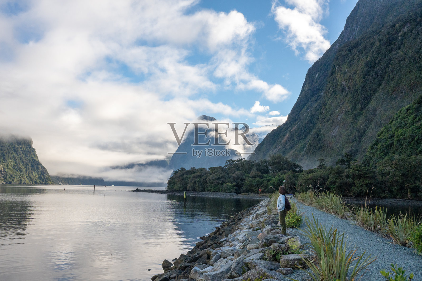 看河景的中年女游客照片摄影图片