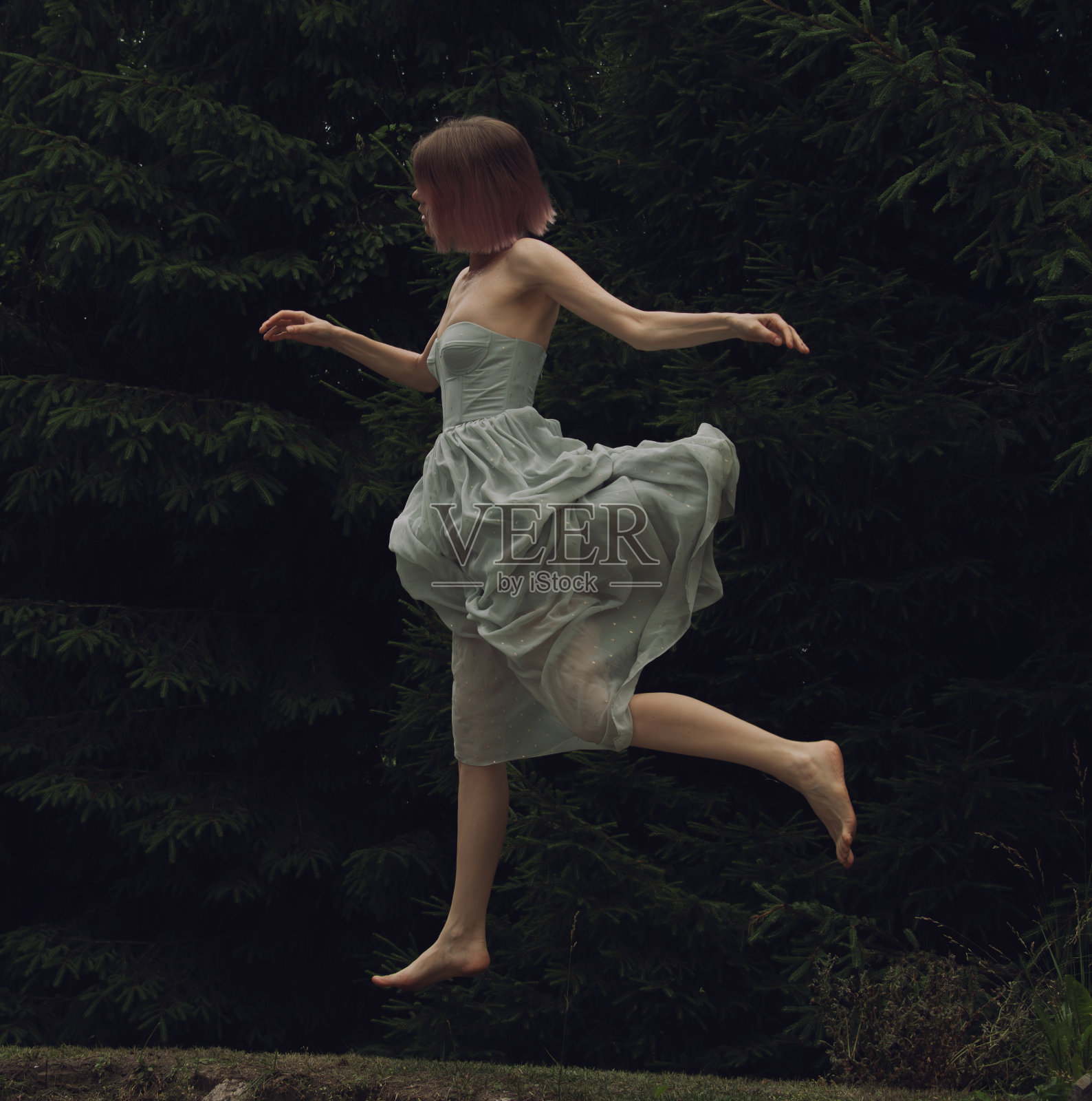 年轻美丽的女人在大自然的行动照片摄影图片