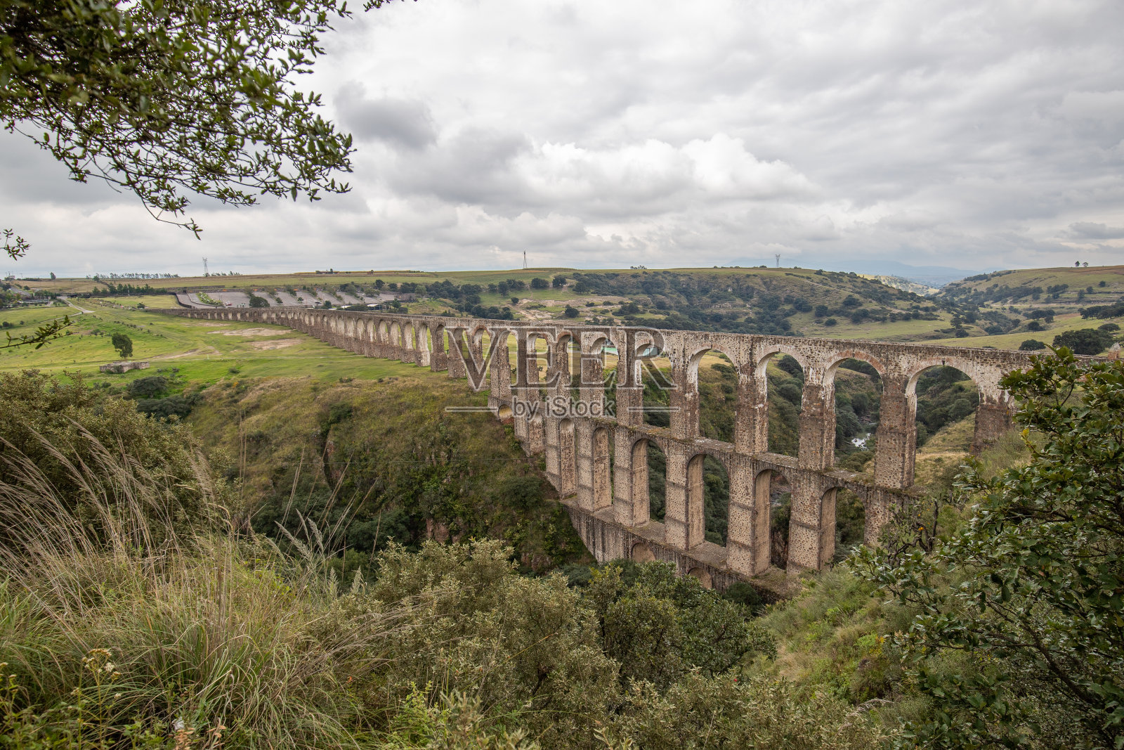 一个阴天的Arcos del Sitio在墨西哥州神奇的小镇Tepotzotlan照片摄影图片