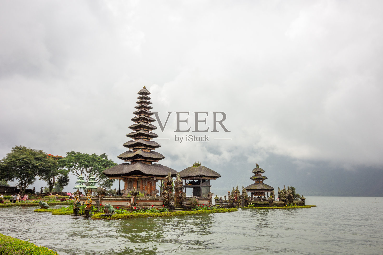 Pura Ulun Danu Bratan，一座湖上的印度教寺庙，在印度尼西亚的巴厘岛，有花园和船只。照片摄影图片