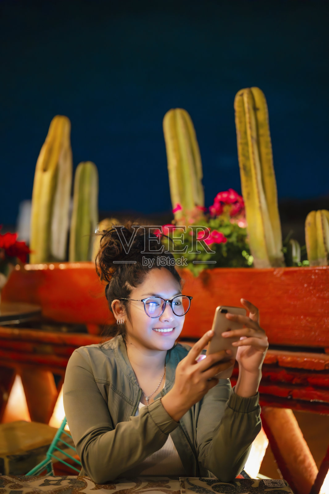 拉丁人在瓦哈卡州的夜间咖啡馆使用手机照片摄影图片