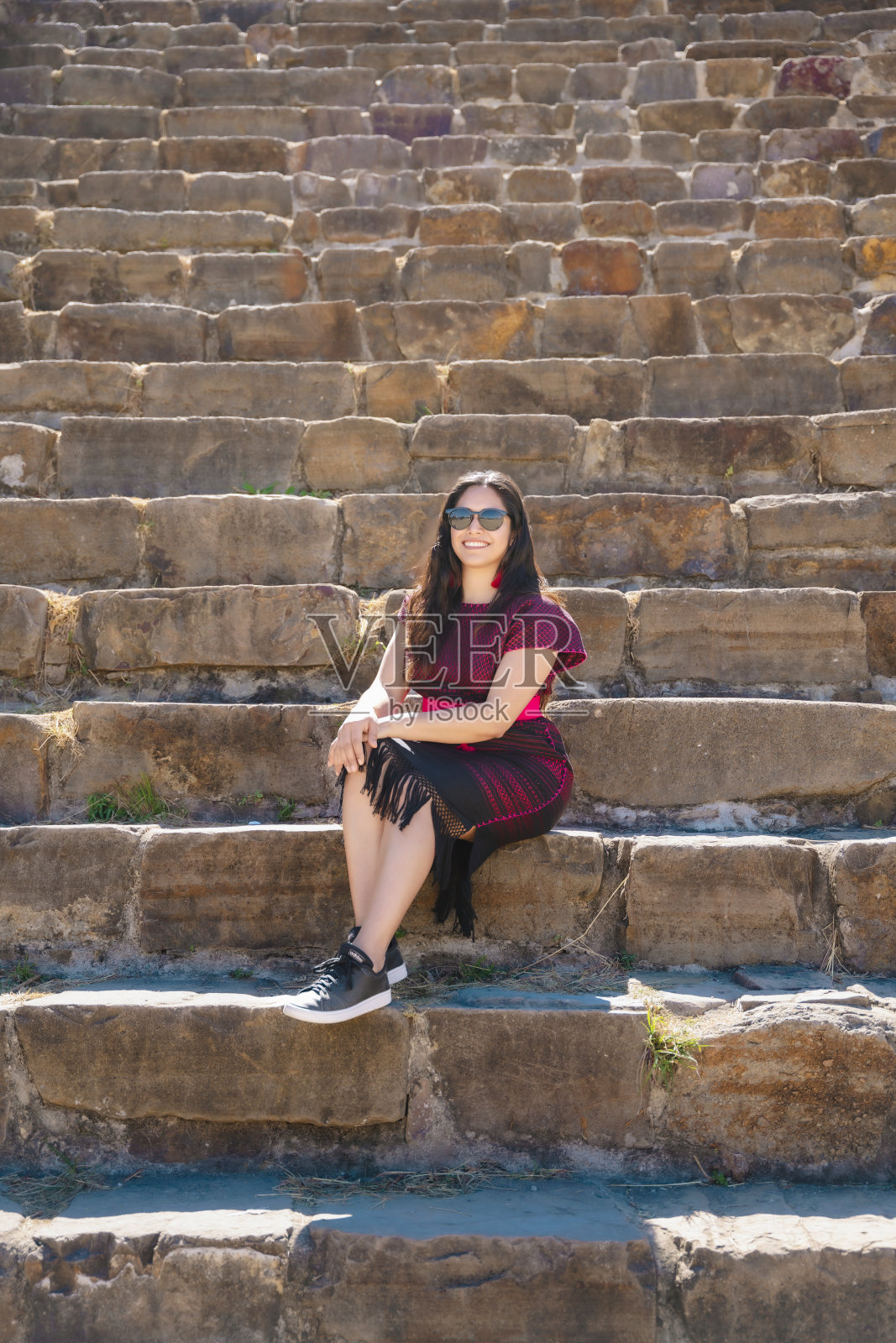 快乐的拉丁女人坐在蒙特阿尔班台阶上照片摄影图片