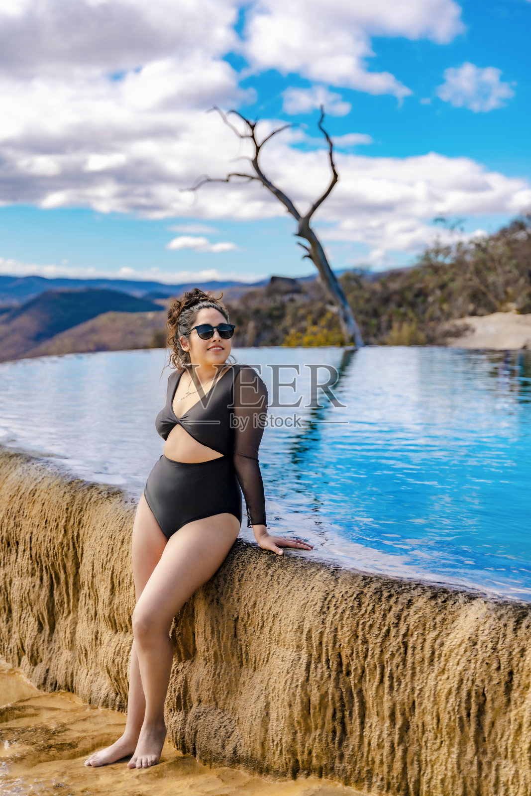 站在埃尔阿瓜边缘的拉丁妇女照片摄影图片