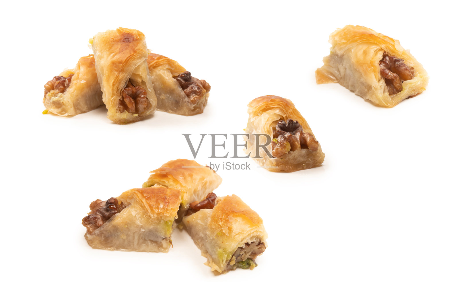 香甜可口的果仁蜜饼配以白色背景的核桃。照片摄影图片