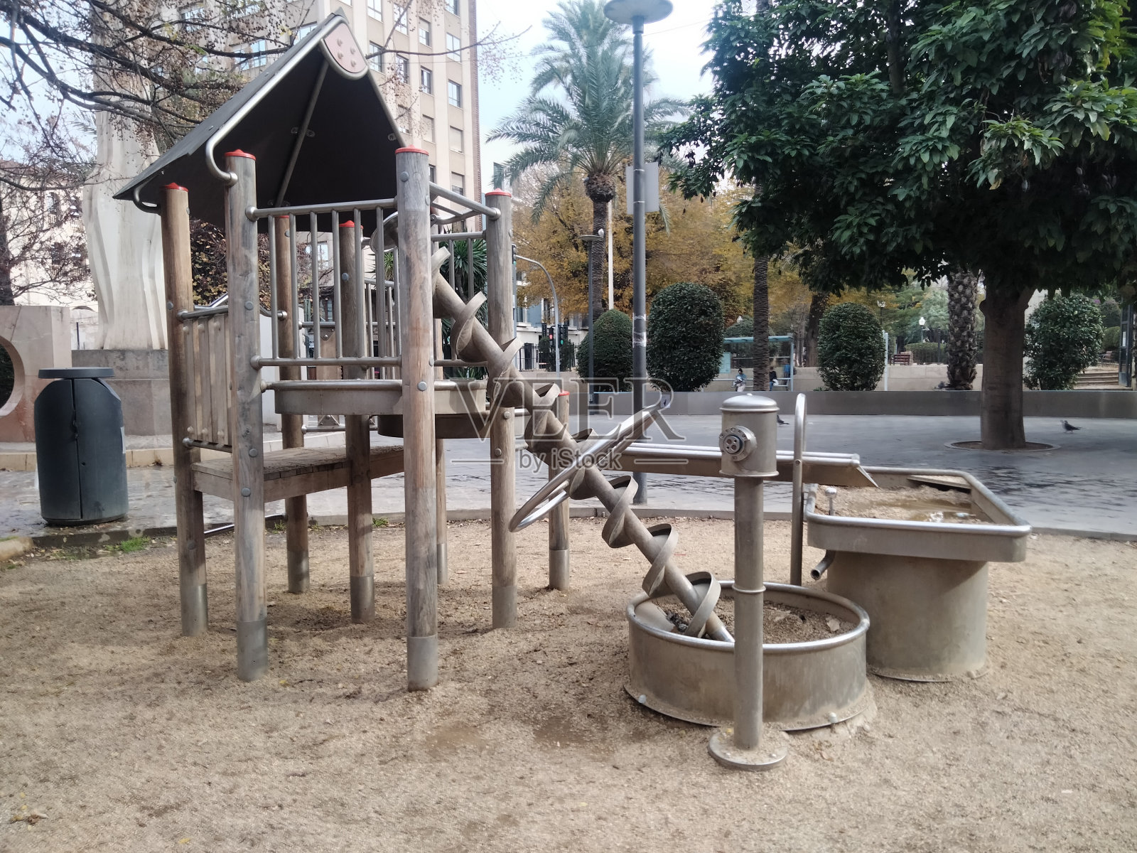 一个模拟阿基米德螺旋技术的游乐场。照片摄影图片