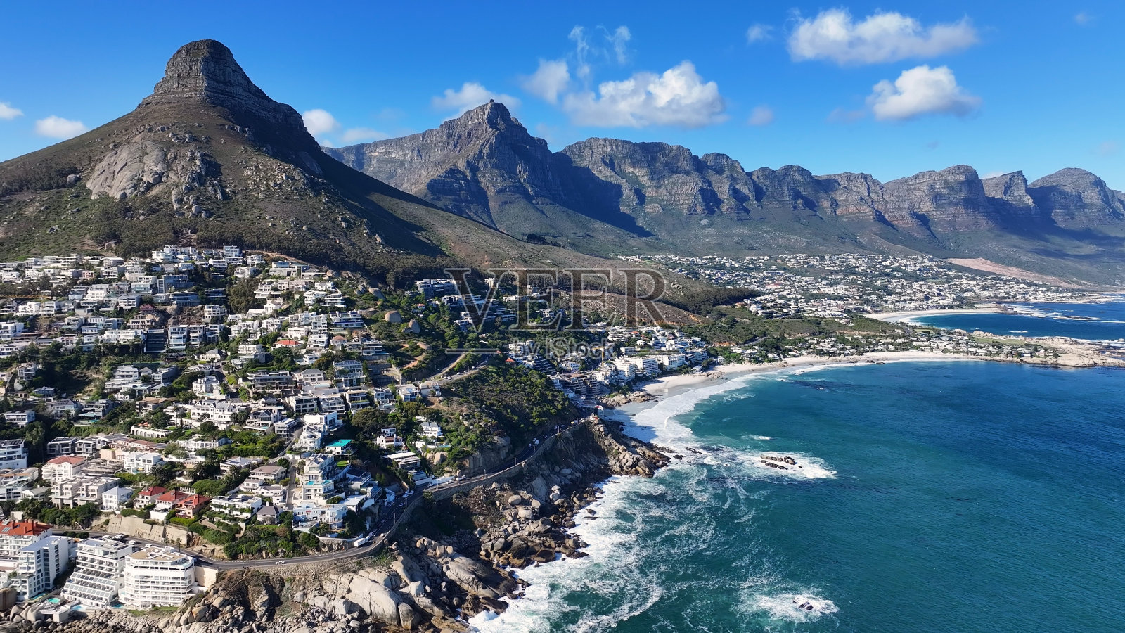 南非西开普省开普敦的坎普斯湾海滩。照片摄影图片