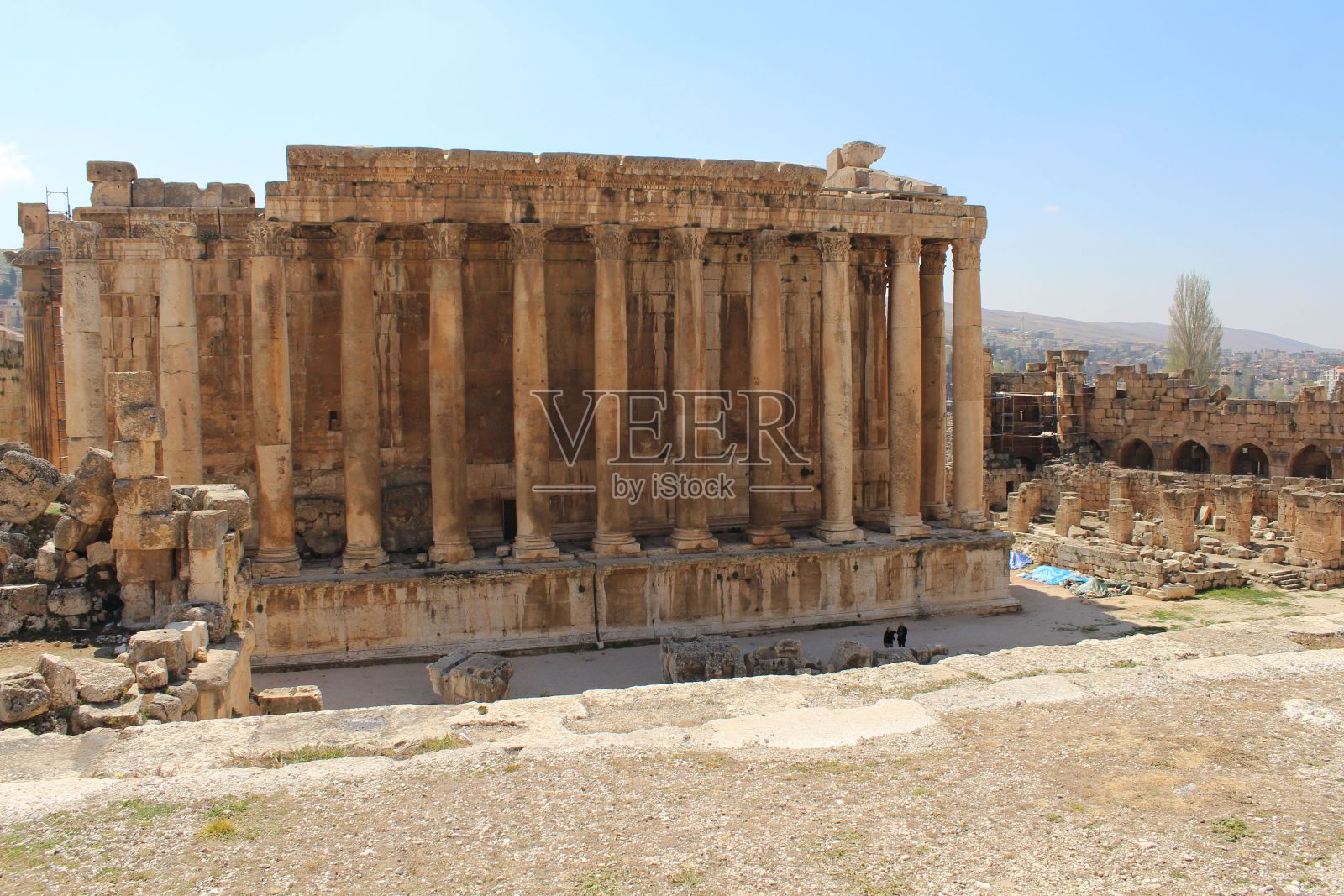 阳光明媚下的黎巴嫩巴尔贝克巴克斯神庙古罗马遗址照片摄影图片