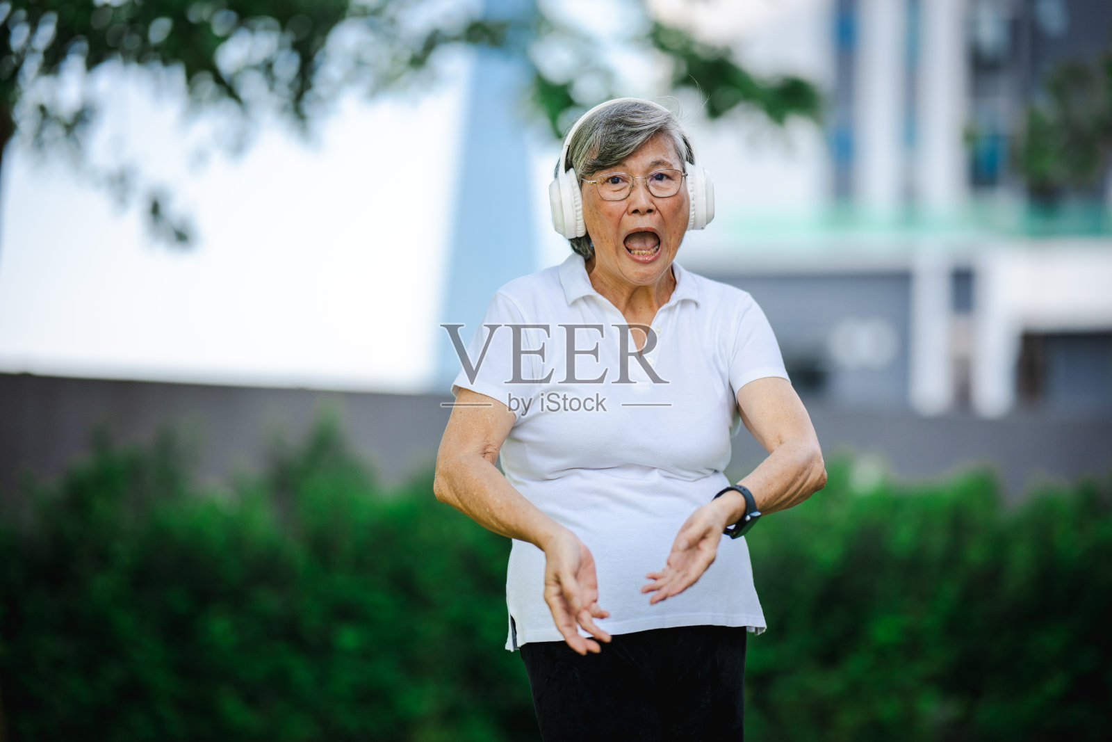 现代旋转:老年人通过舞蹈和科技生活照片摄影图片