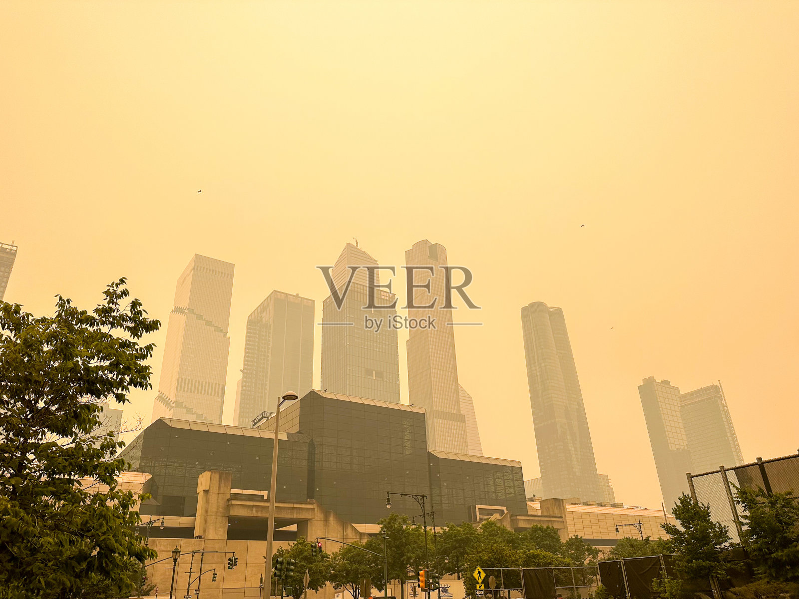 加拿大野火阴霾笼罩贾维茨中心和西区高速公路照片摄影图片