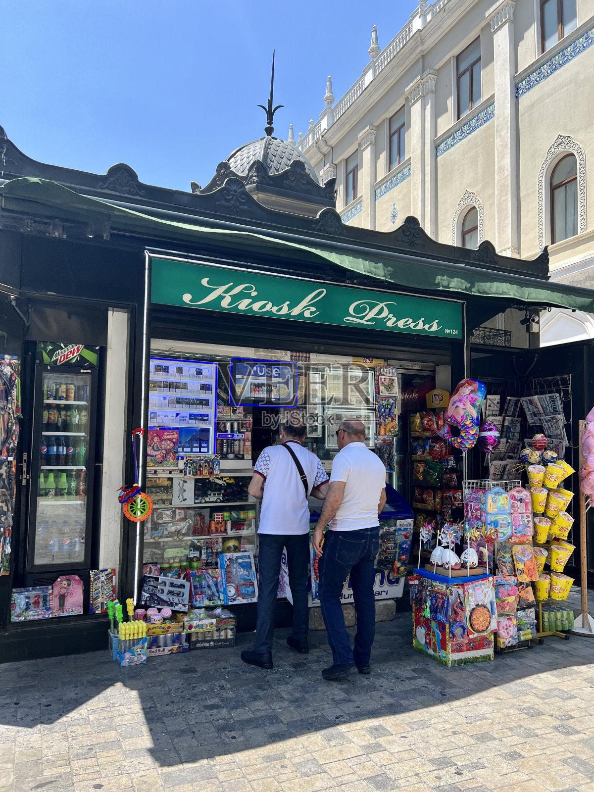 阿塞拜疆巴库街道上的报刊亭照片摄影图片