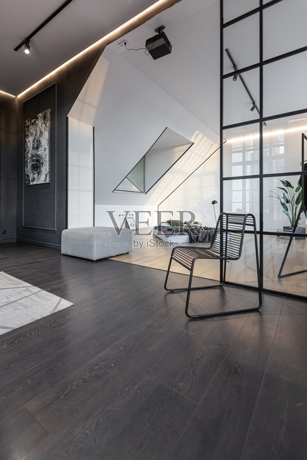 简约时尚的豪华公寓内饰，白色时尚的卧室和黑暗的客厅。现代公寓，白天开放式布局，没有人，阳光明媚照片摄影图片