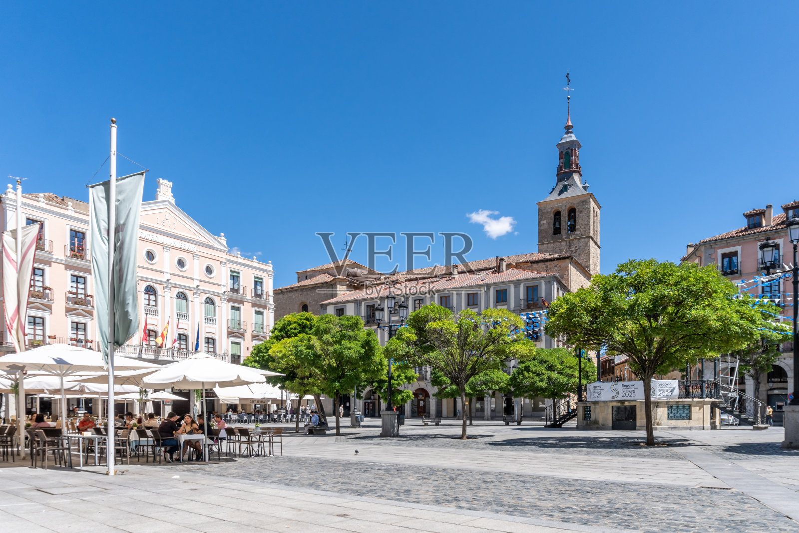 塞戈维亚城市广场的马约尔广场照片摄影图片