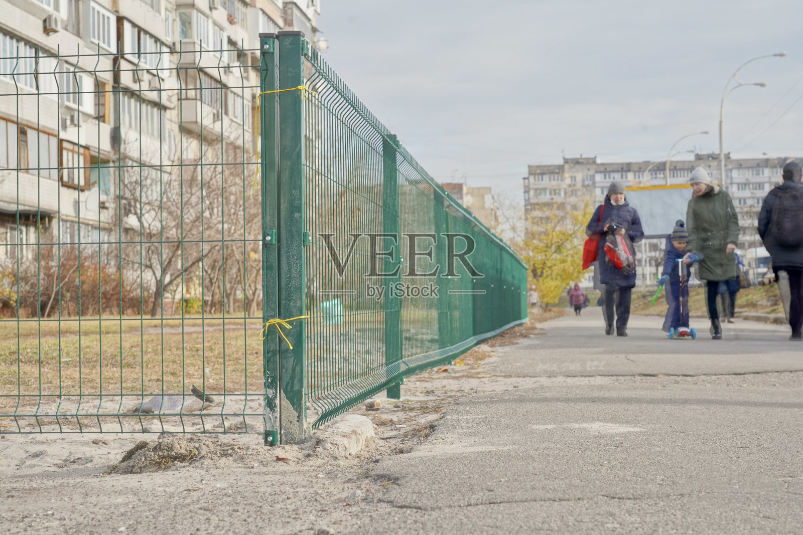 这个城市已经安装了一道新栅栏。新绿栅栏照片摄影图片