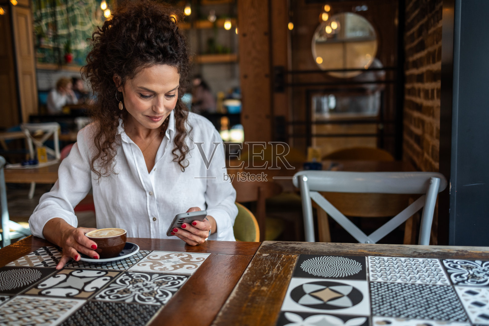 她的即时绿洲-商务女性享受自助餐厅休息照片摄影图片