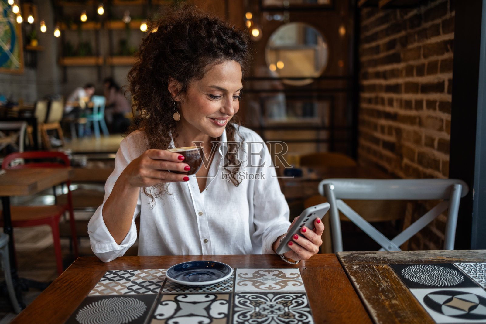 她的即时绿洲-商务女性享受自助餐厅休息照片摄影图片