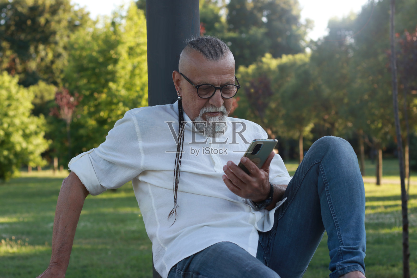 随意使用科技的现代老年男士照片摄影图片