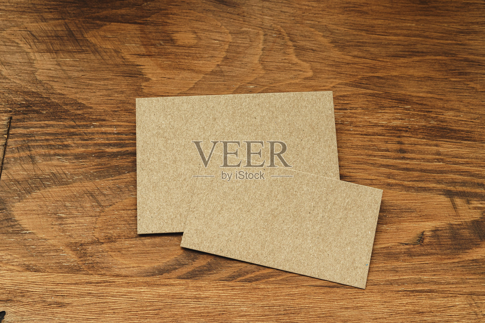 在木制背景上有复制空间的名片堆照片摄影图片