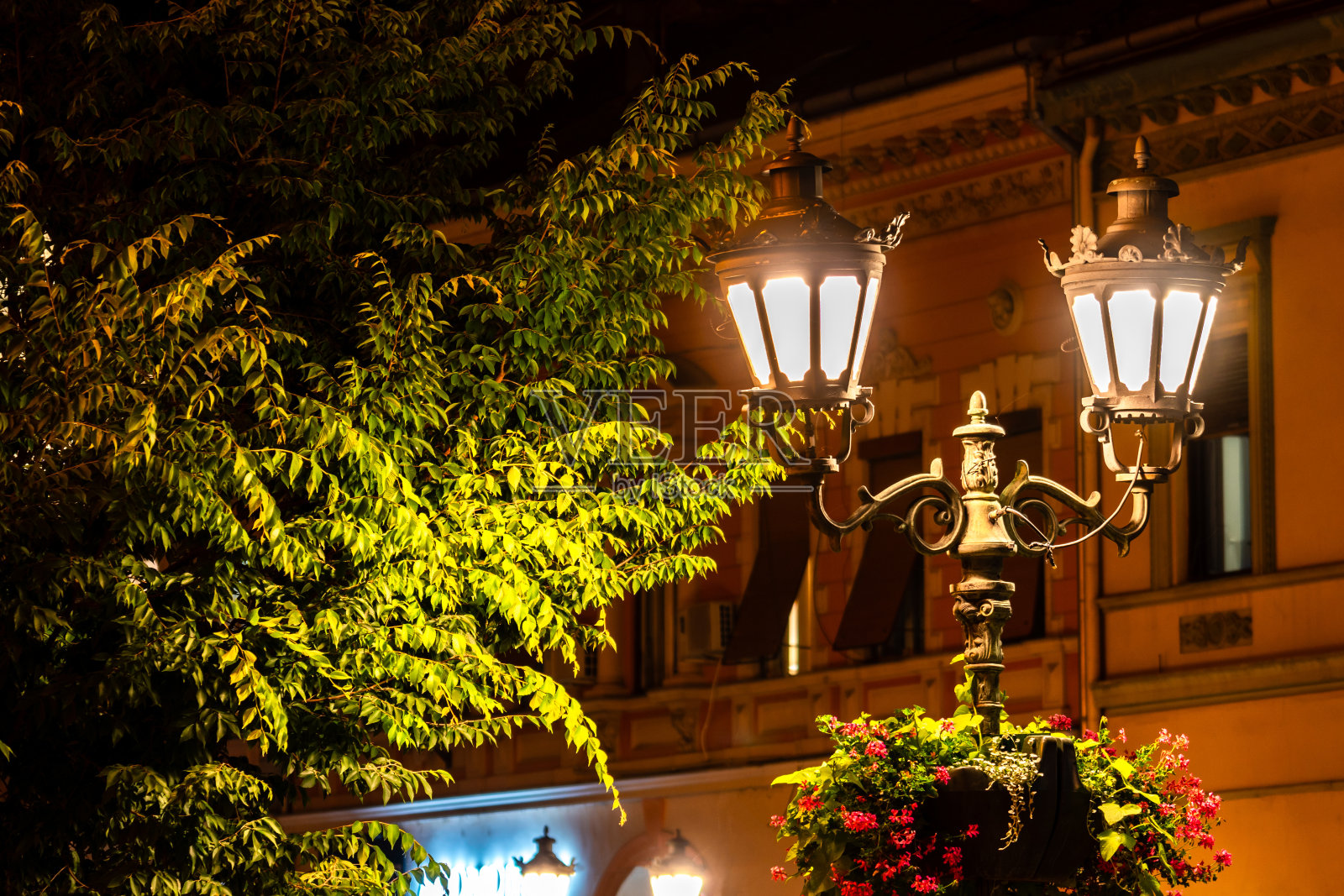 塞尔维亚诺维市中心的老式街灯照片摄影图片