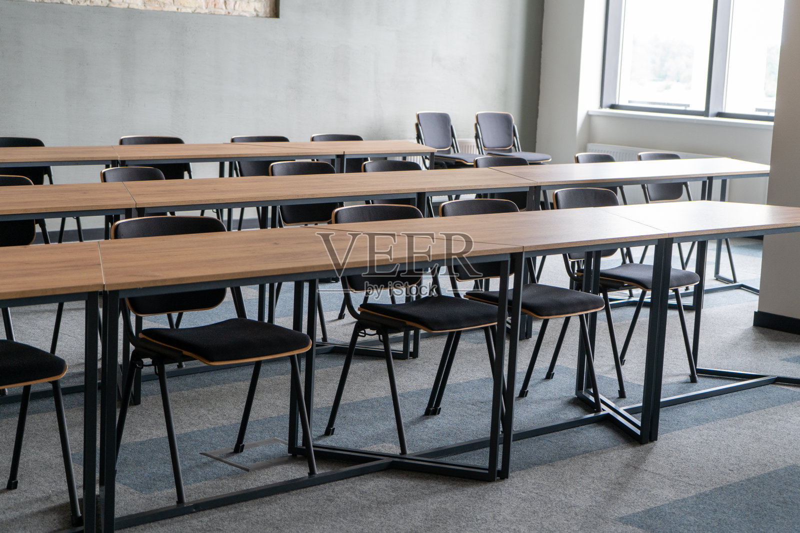 空房间，有桌子和椅子供学习用。大学或学校礼堂。室内的家具。现代风格。回到学校。照片摄影图片