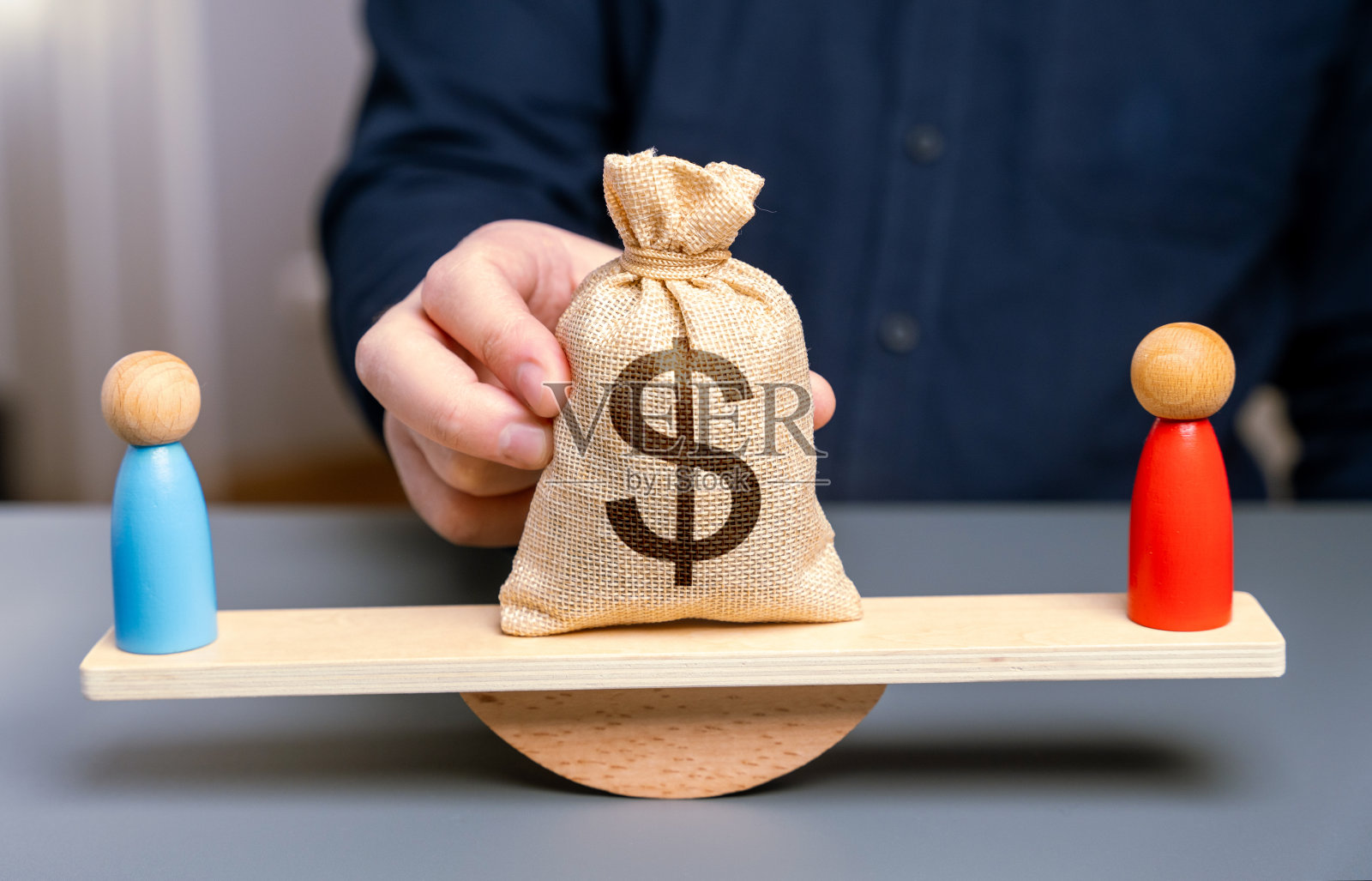 法庭上的金钱纠纷。寻求妥协。调解冲突各方。业务合作伙伴关系。赔偿金额。双方的要求。照片摄影图片