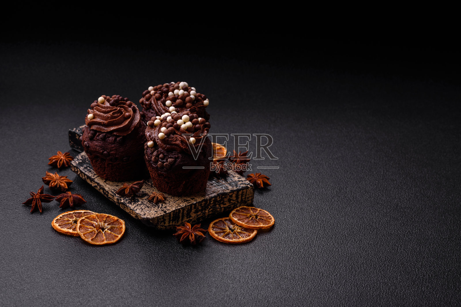 美味的新鲜松饼，内馅和巧克力涂层照片摄影图片