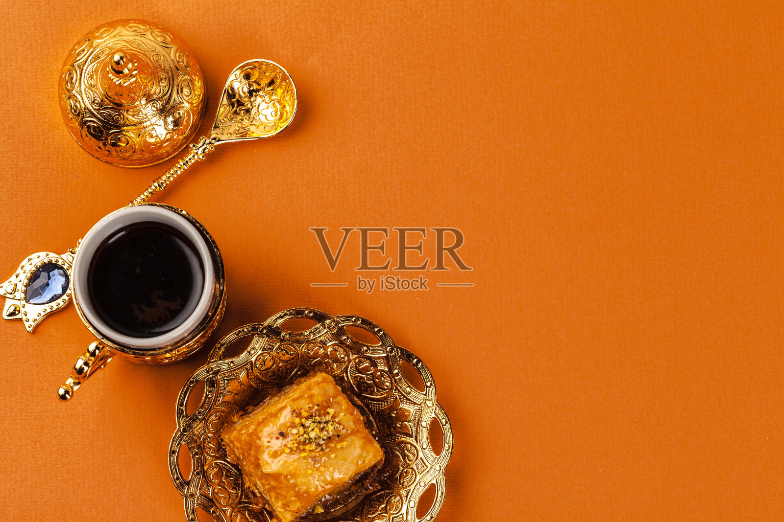 土耳其甜点baklava在传统的金属餐具照片摄影图片