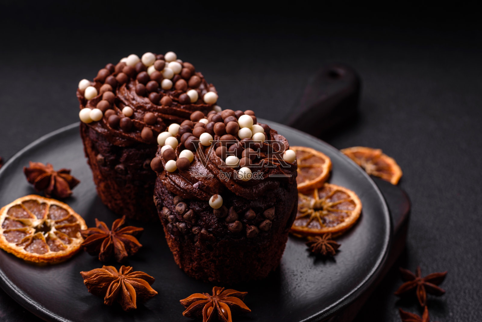 美味的新鲜松饼，内馅和巧克力涂层照片摄影图片