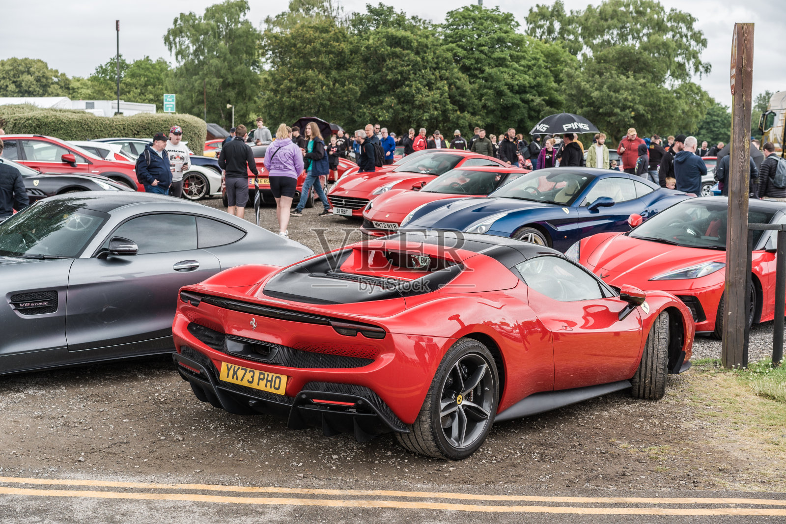 一辆红色法拉利296 GTB在汽车大会上展出照片摄影图片