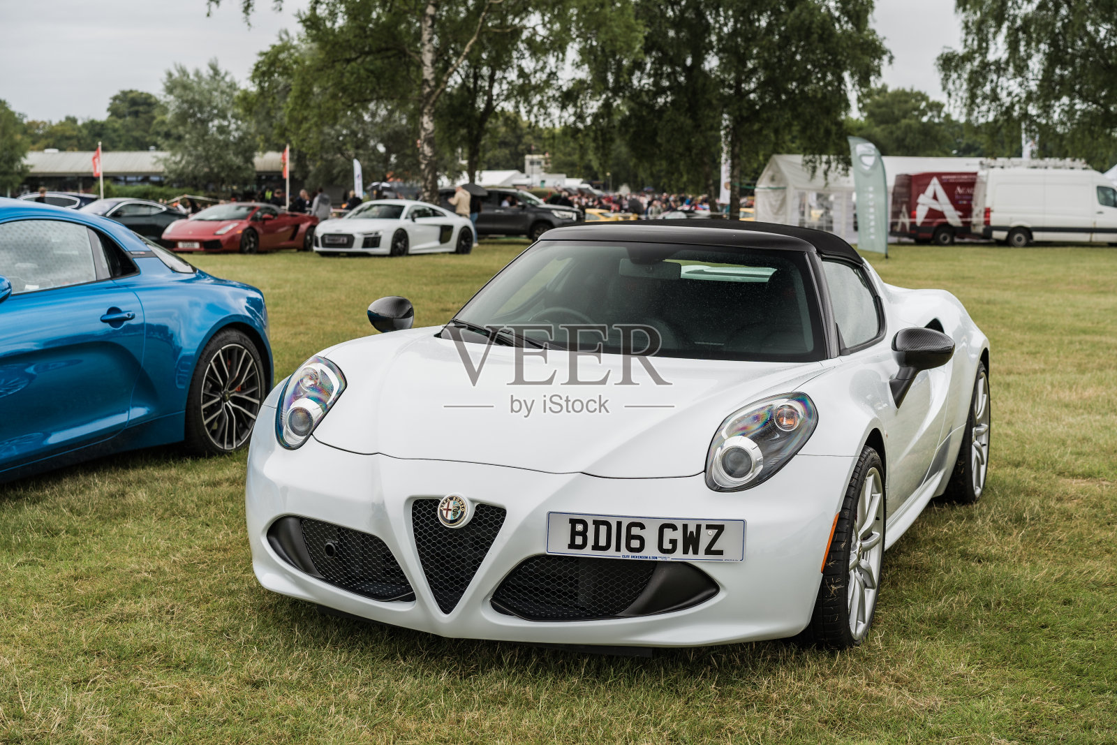 一辆白色的阿尔法罗密欧4C蜘蛛在汽车大会上展出照片摄影图片