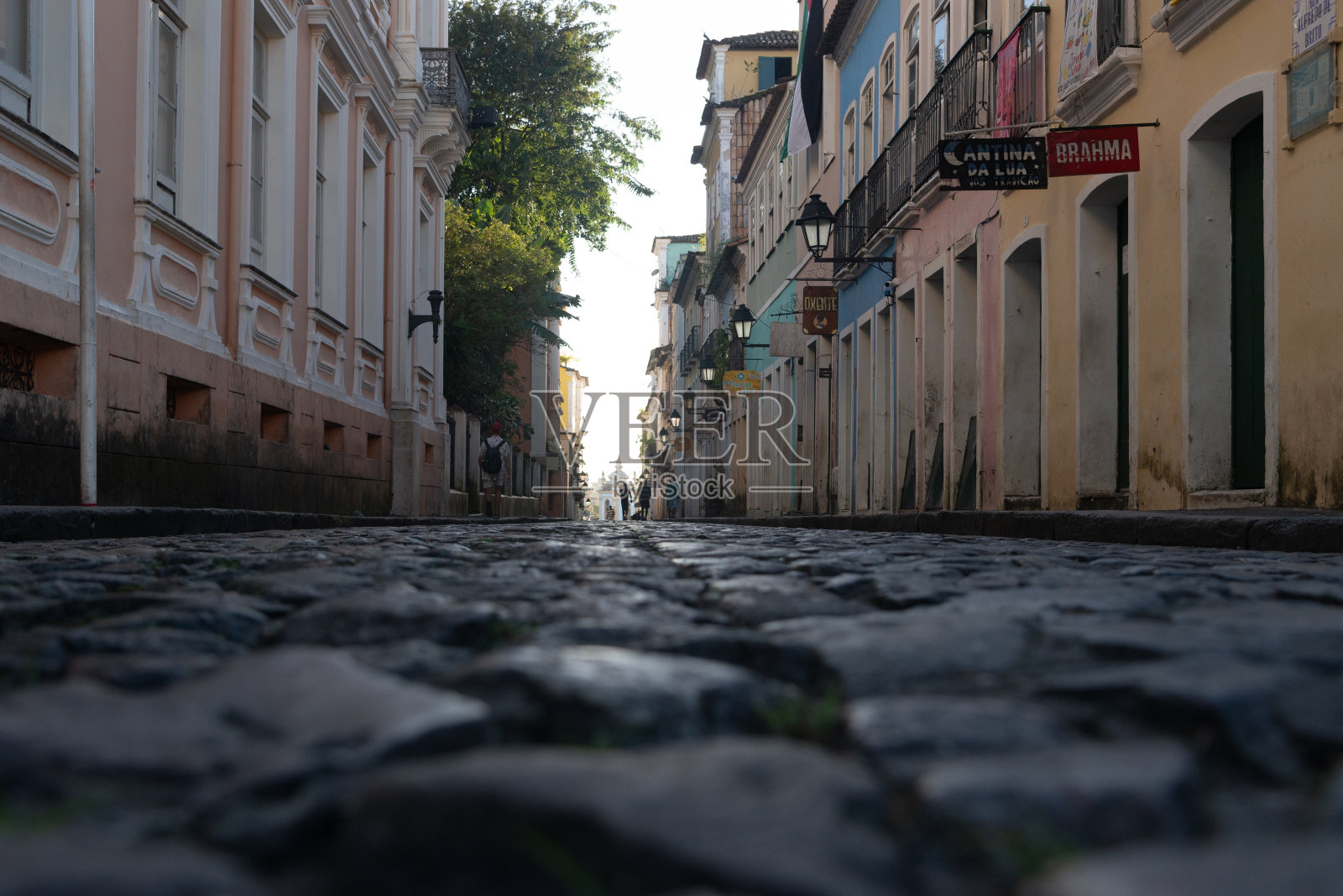 巴伊亚州萨尔瓦多市历史中心佩卢里尼奥一条鹅卵石街道的低视图。照片摄影图片