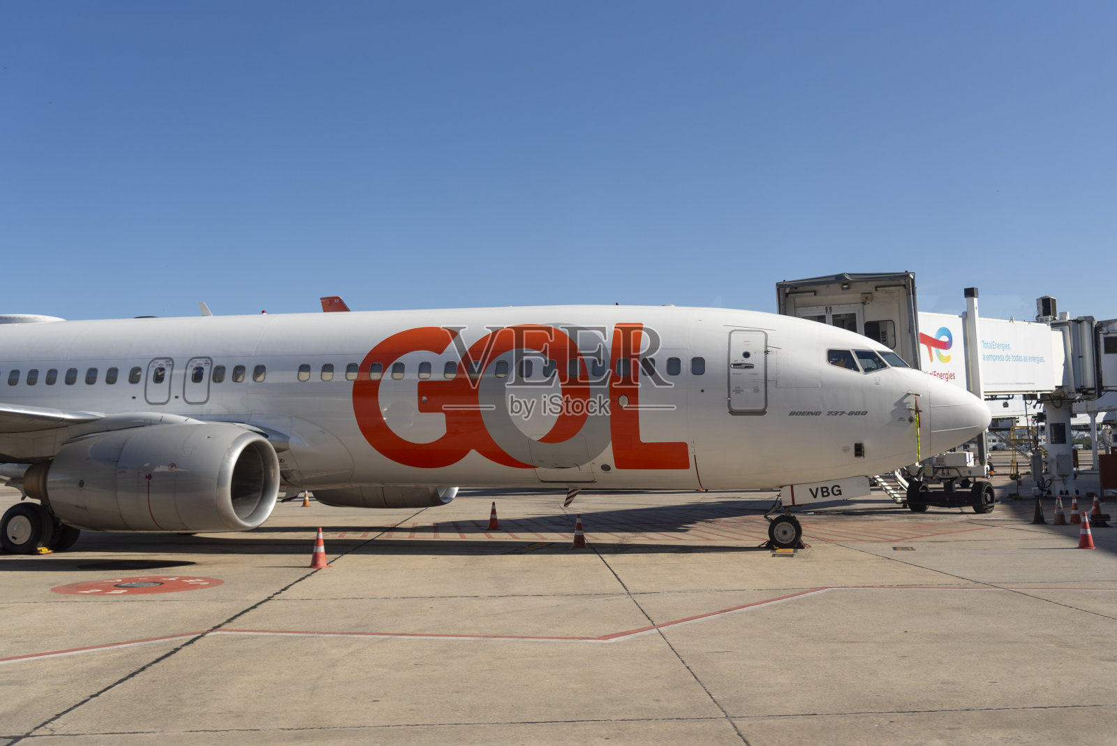 美国航空公司的一架波音737-800客机在登机口停了下来照片摄影图片