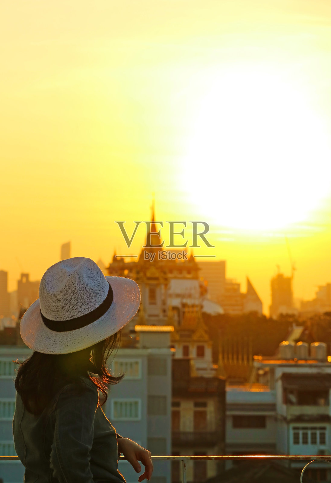 女人享受曼谷天际线的美丽景色与著名的地标在日出，泰国照片摄影图片