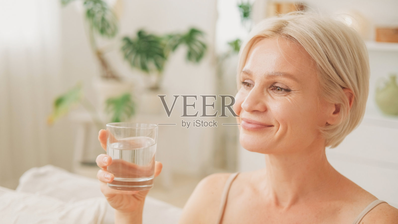 渴了喝早晨女人杯水回家照片摄影图片