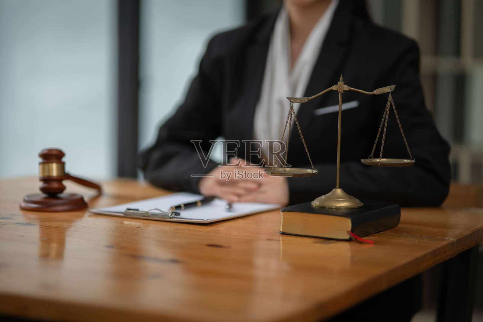 法律律师工作并与客户讨论法律问题。照片摄影图片