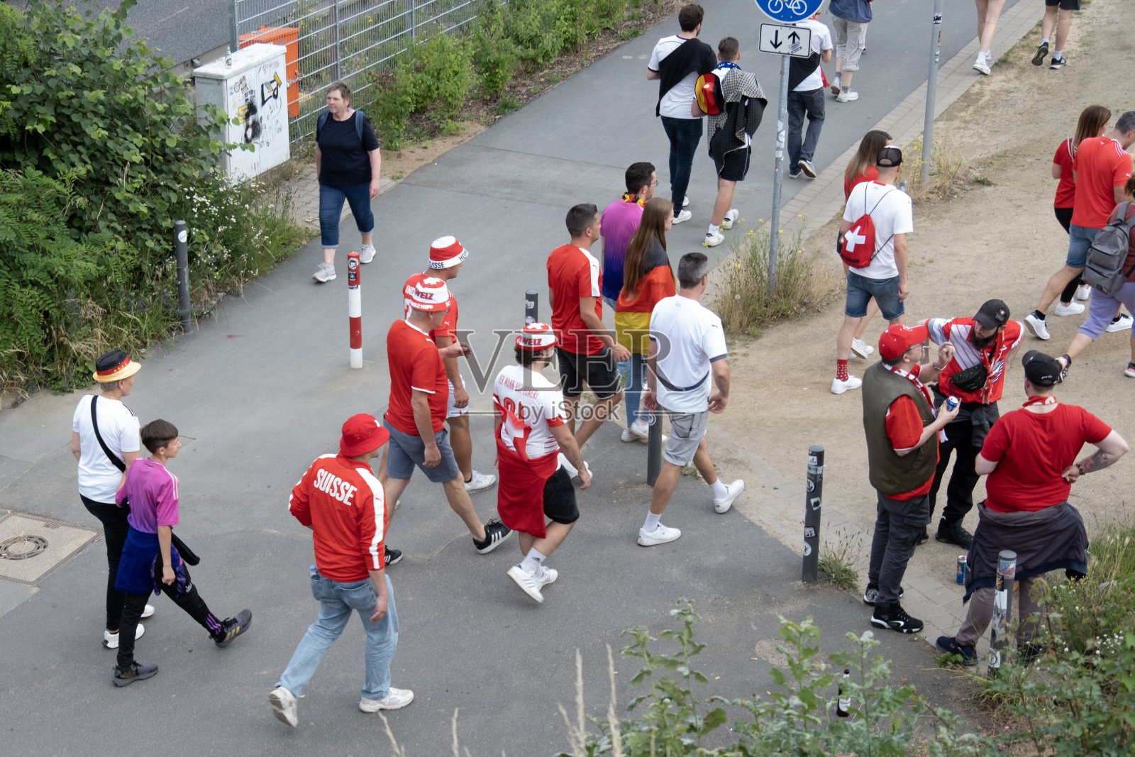 2024年6月23日,在法兰克福举行的2024年欧洲杯比赛前,球迷们举着德国和瑞士国旗聚集在体育场附近照片摄影图片