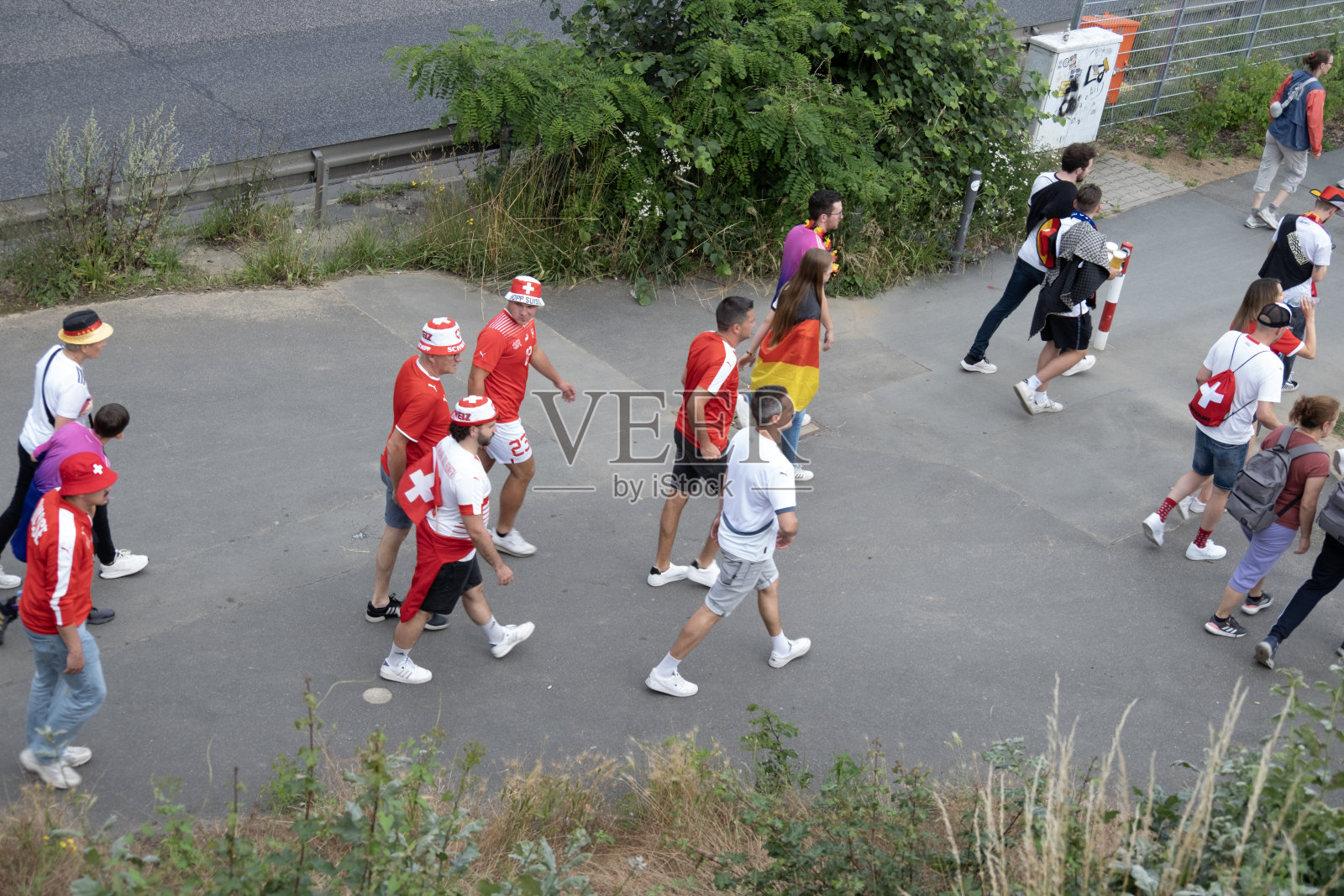 2024年6月23日，在法兰克福举行的2024年欧洲杯比赛前，球迷们举着德国和瑞士国旗聚集在体育场附近照片摄影图片