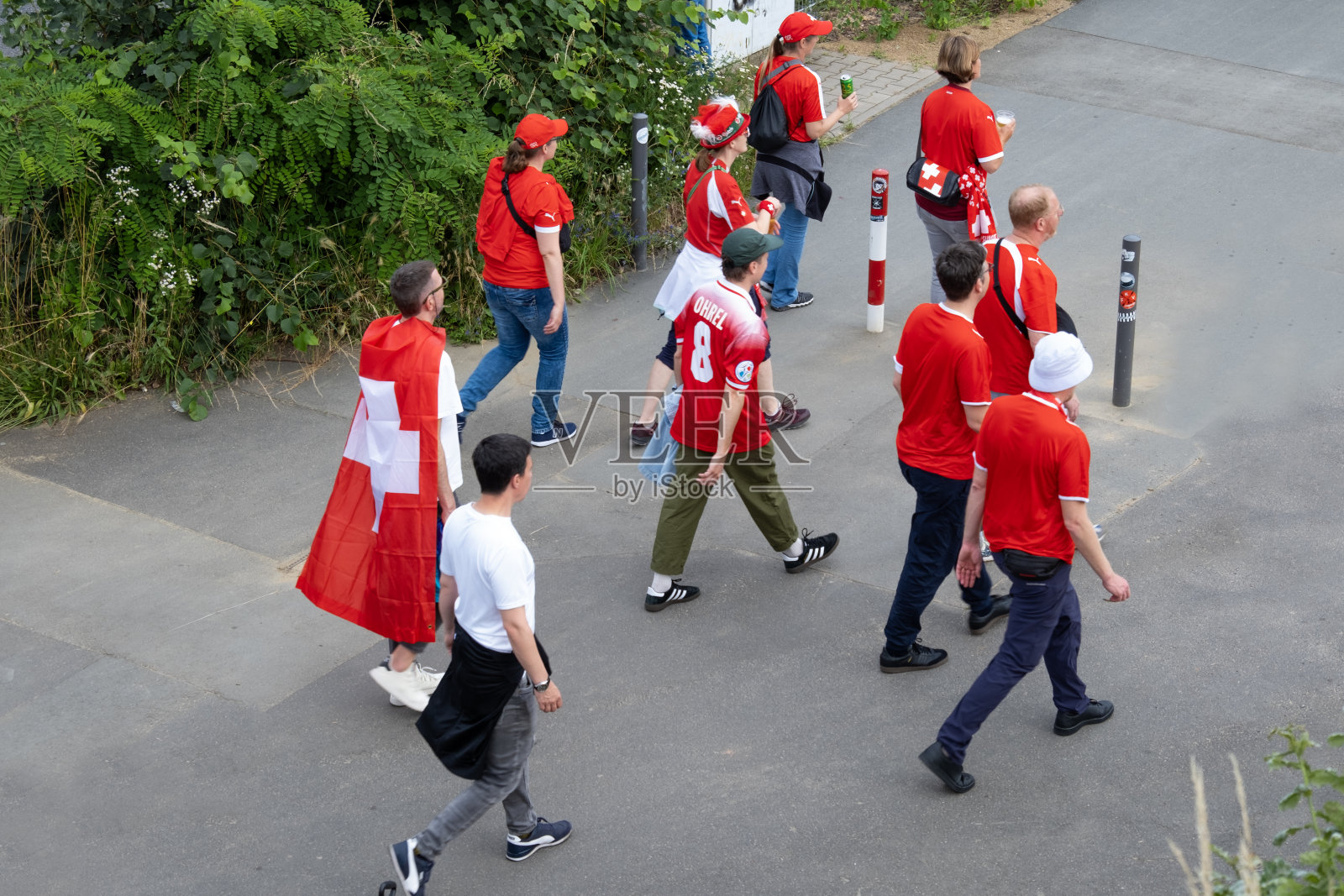 2024年6月23日，在法兰克福举行的2024年欧洲杯比赛前，球迷们举着德国和瑞士国旗聚集在体育场附近照片摄影图片