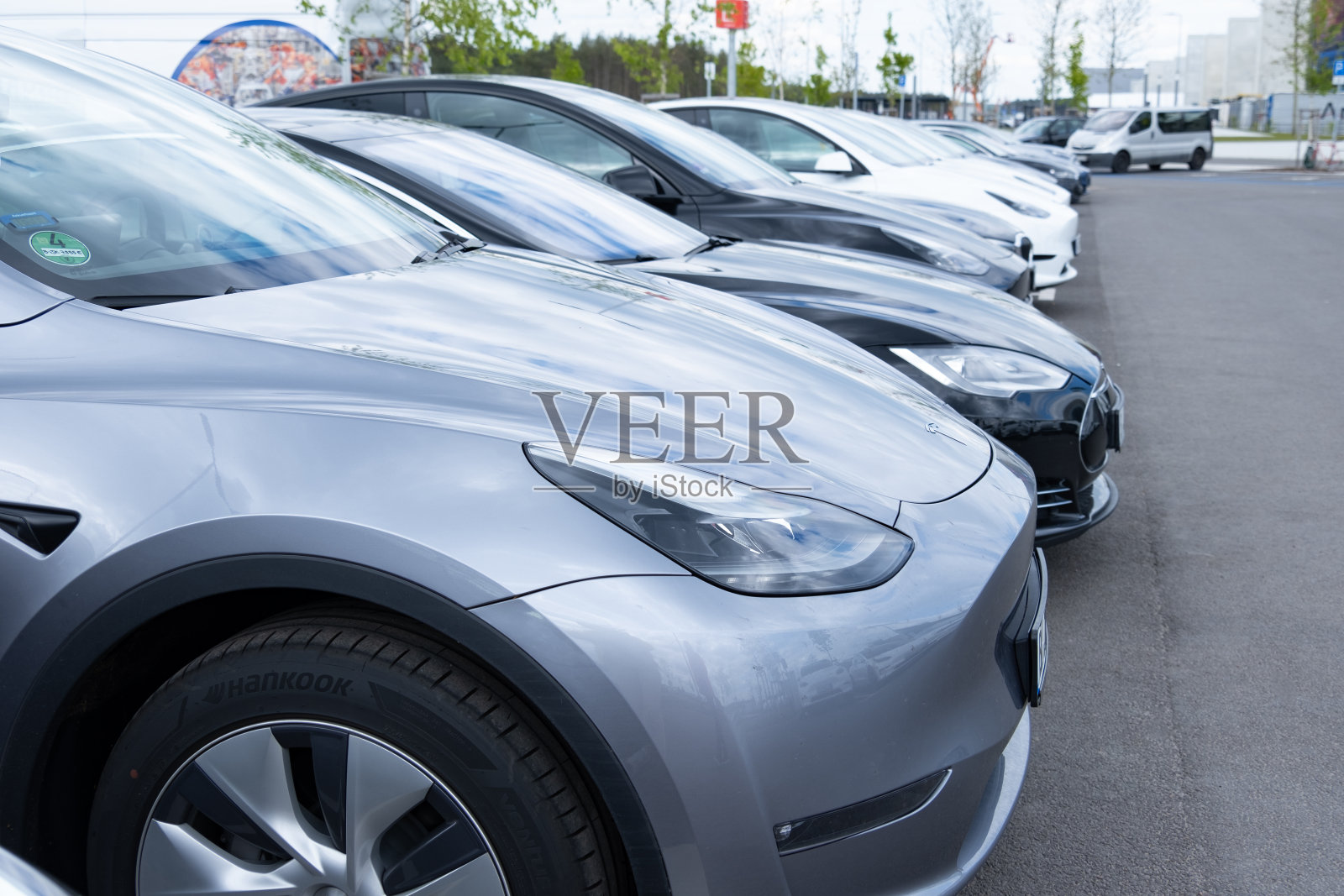 2024年4月26日,德国柏林,特斯拉电动汽车停在街道上。欧洲汽车工业,可持续和高效的设施照片摄影图片