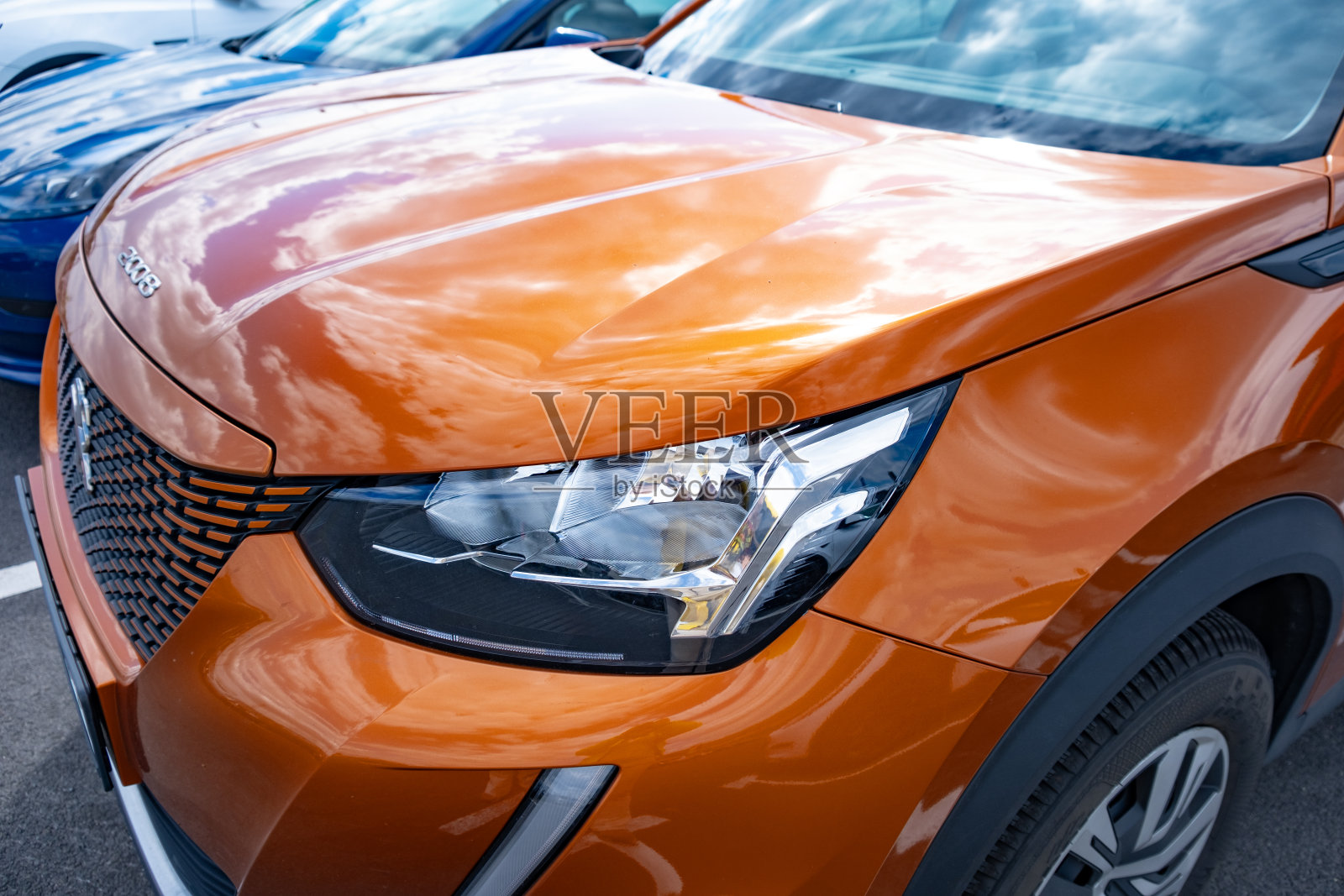 2024年4月26日，德国柏林，电动汽车Peugeot e-2008亮相街头停车场照片摄影图片