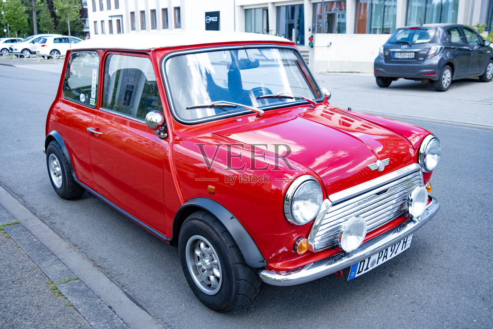 2024年6月26日，永恒的红色Mini Cooper停在德国达姆施塔特的现代街道上，将经典优雅与城市环境融为一体照片摄影图片
