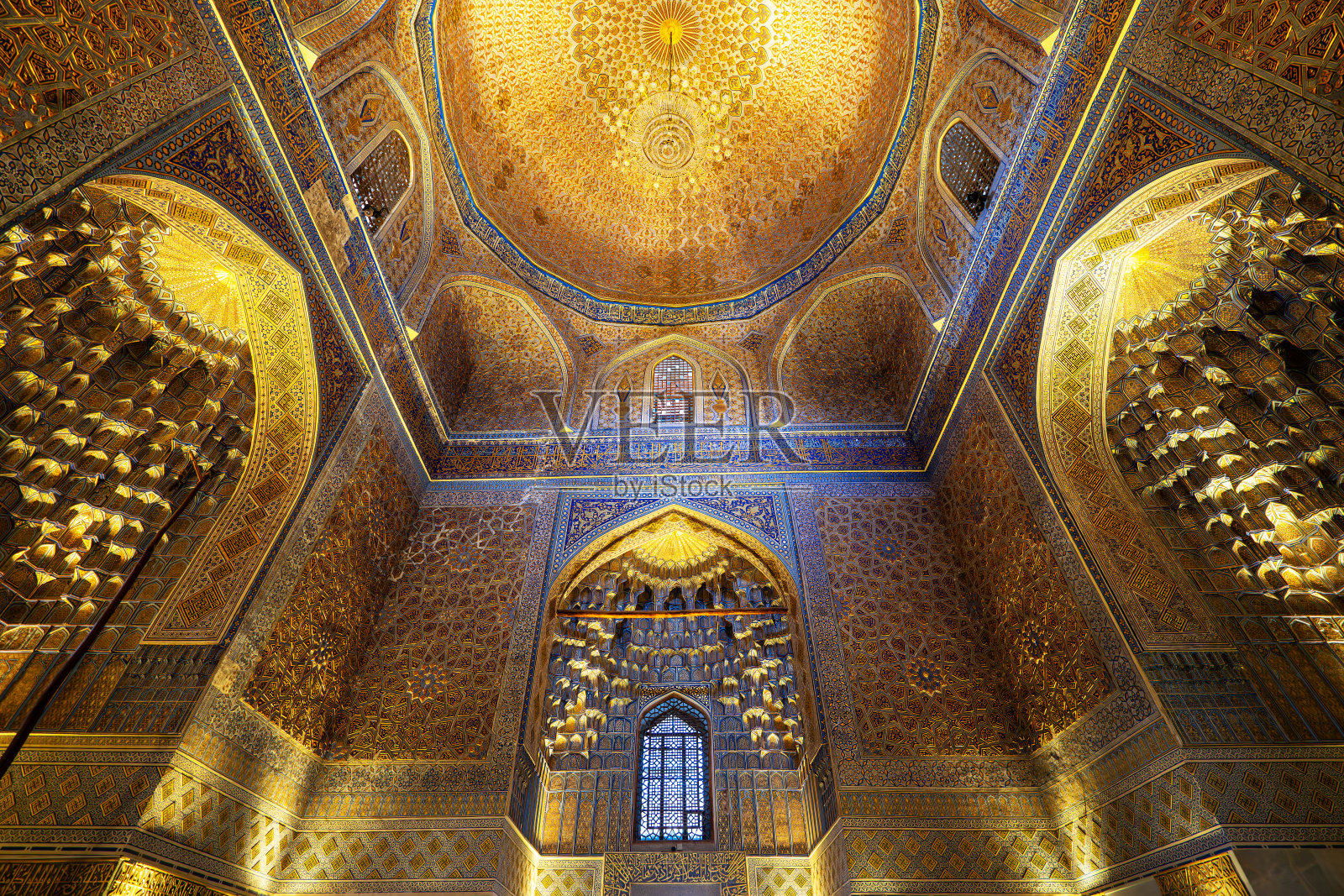乌兹别克斯坦撒马尔罕古尔埃米尔·阿米尔·帖木儿陵墓的金色内部。照片摄影图片