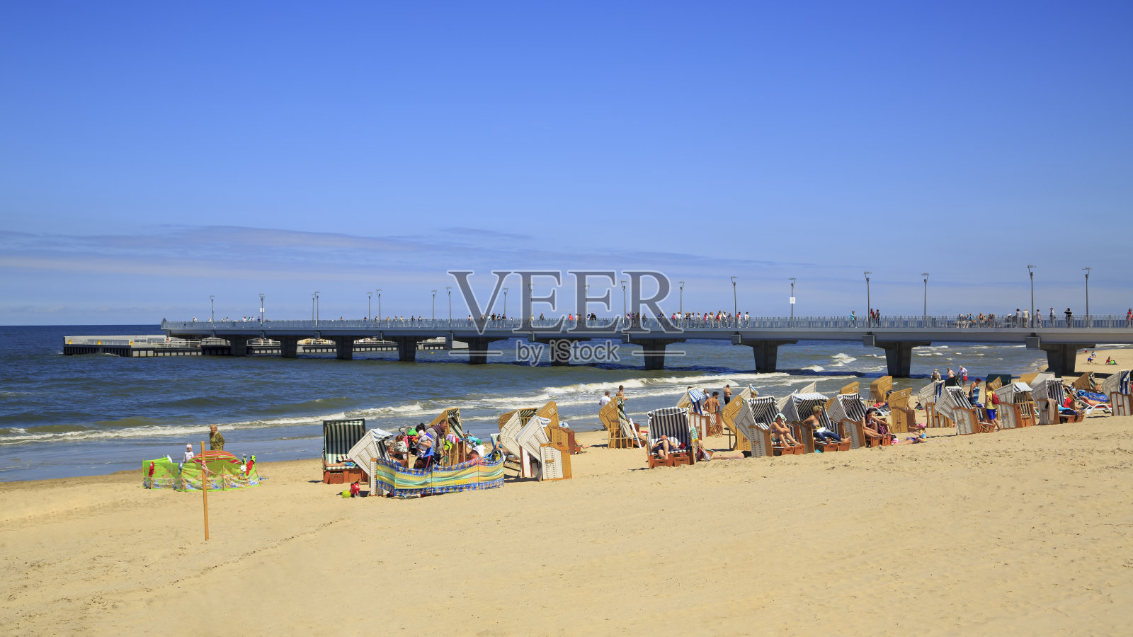 Kołobrzeg夏天的海滩照片摄影图片