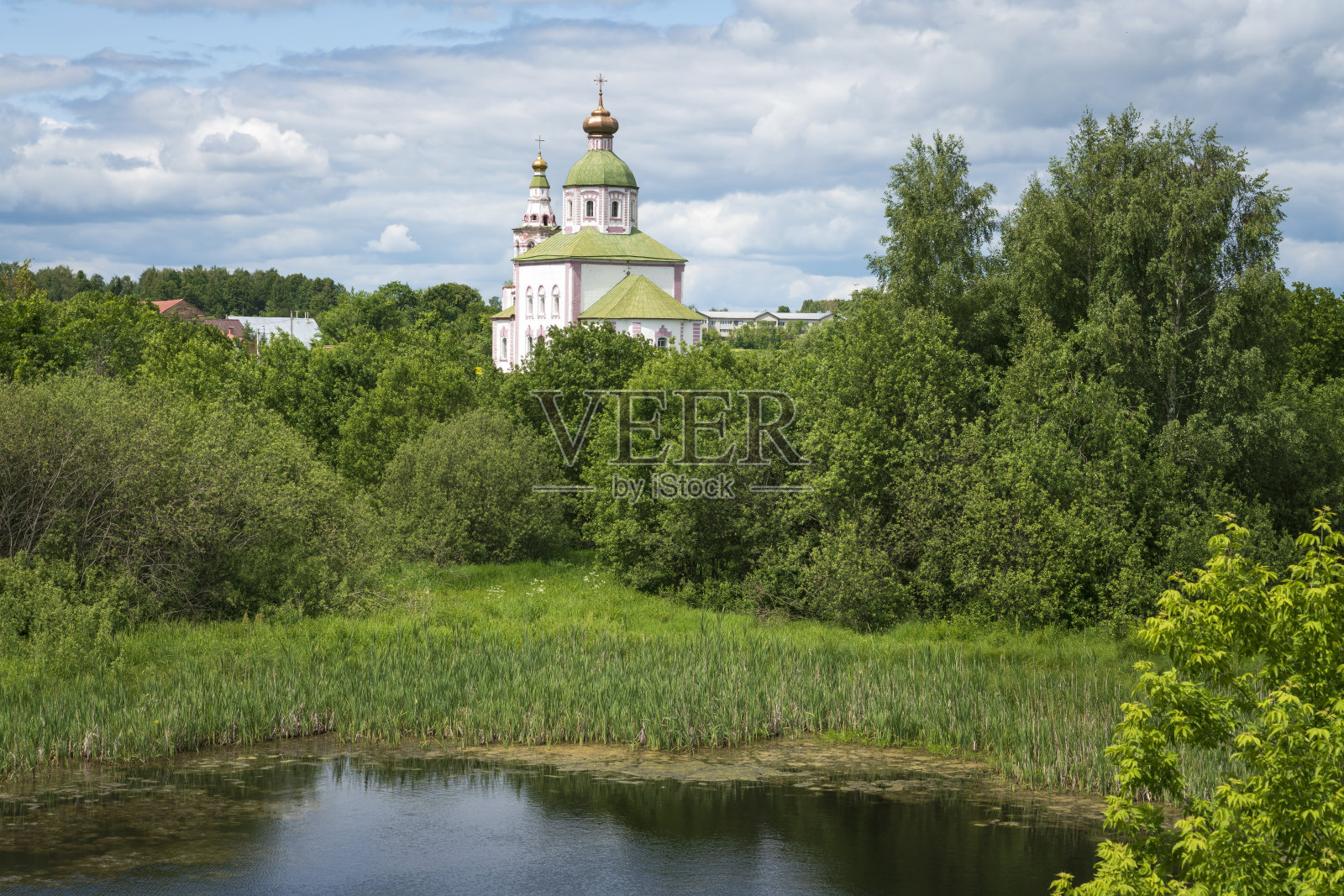 在一个阳光明媚的夏日，俄罗斯苏兹达尔弗拉基米尔地区，卡门卡河畔的伊万诺娃山上的先知以利亚教堂(以利亚教堂)照片摄影图片