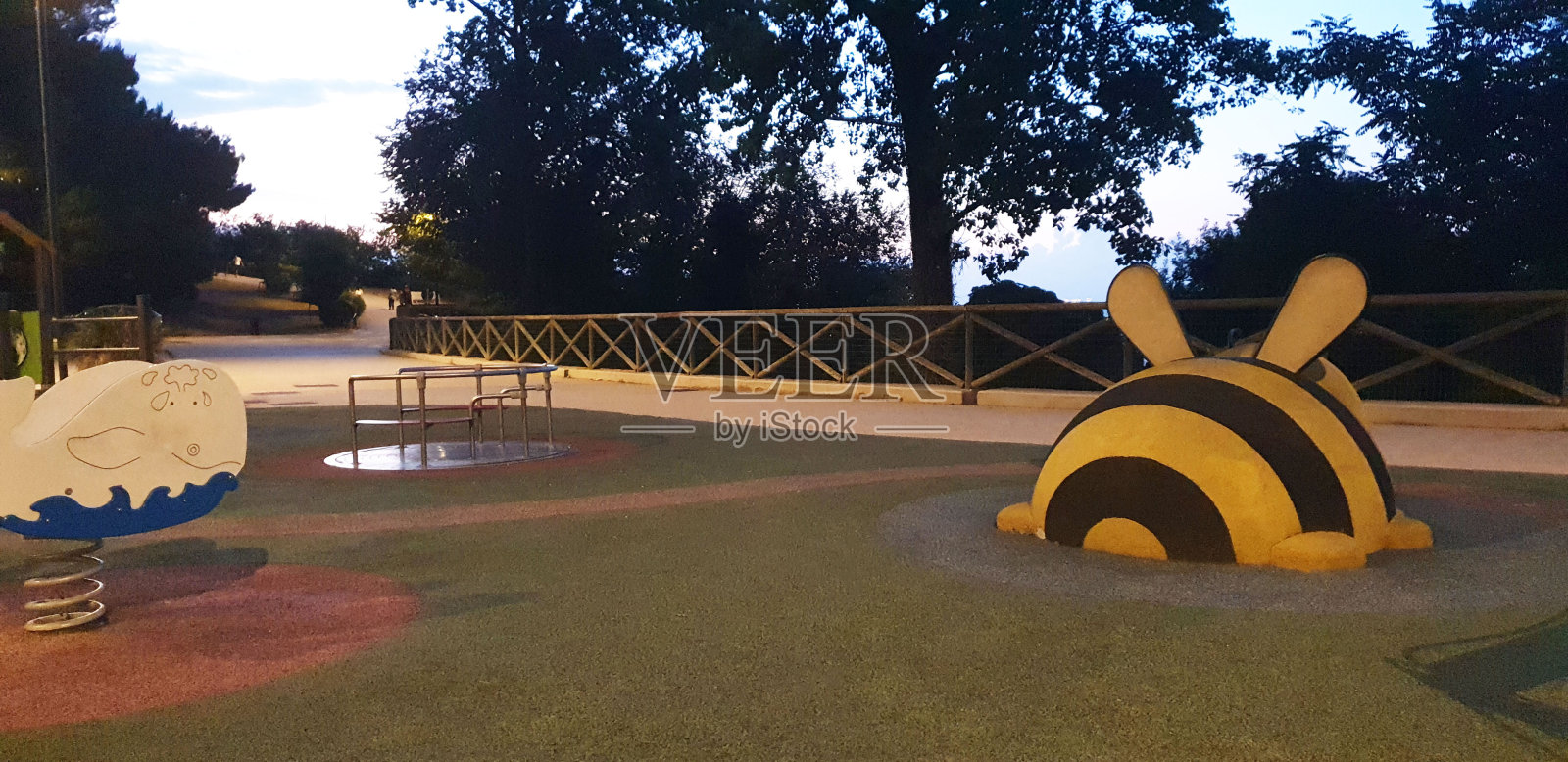 操场上照片摄影图片