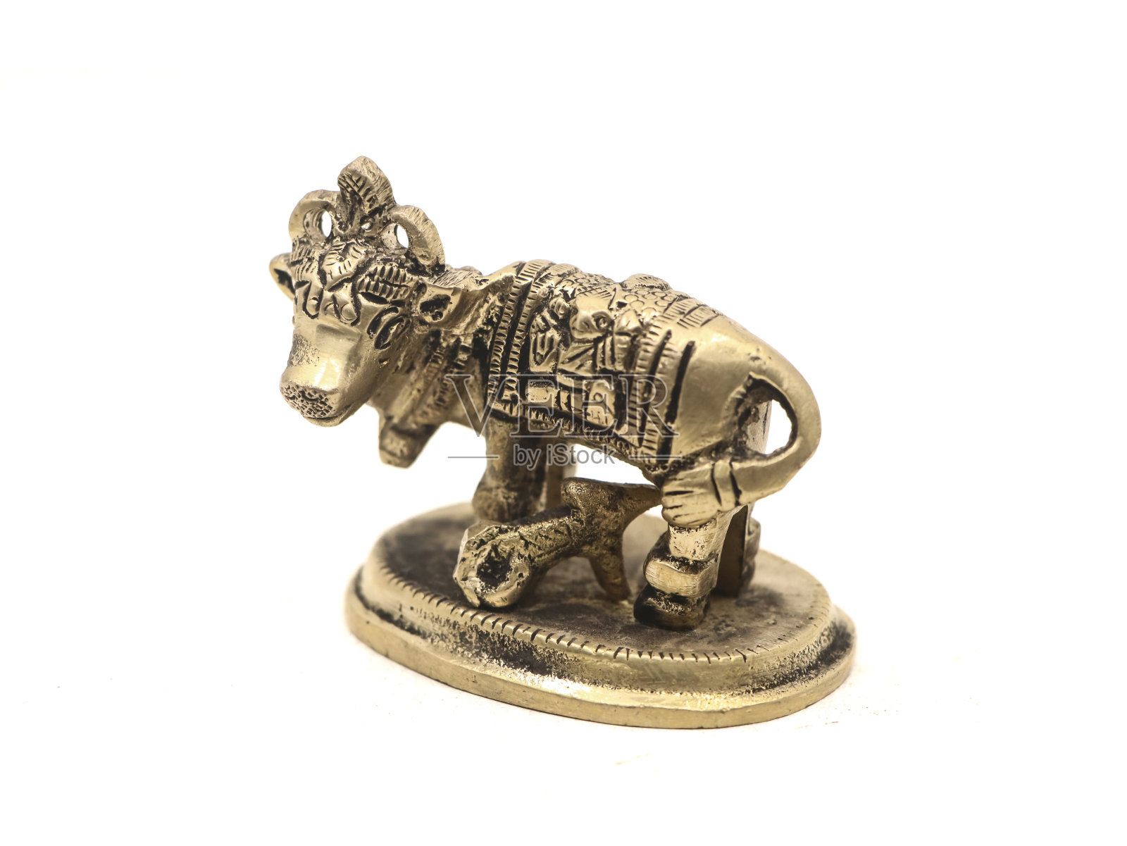 带着小牛的金色青铜牛雕像照片摄影图片