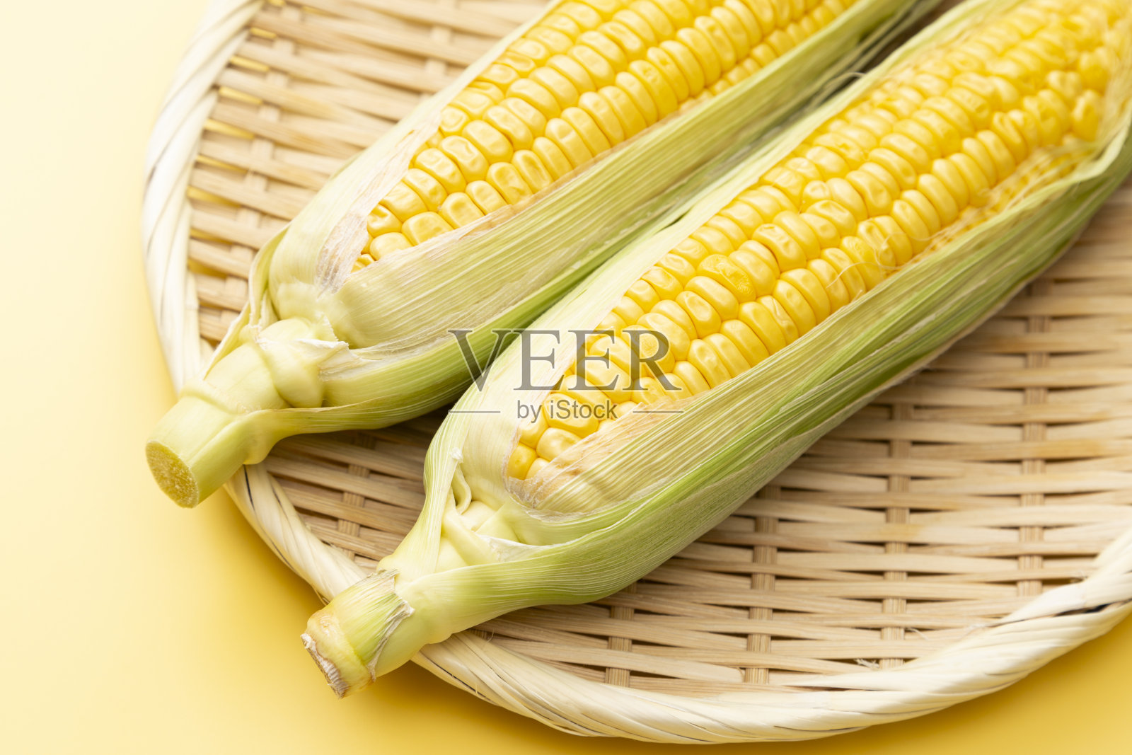 黄色背景上的玉米照片摄影图片