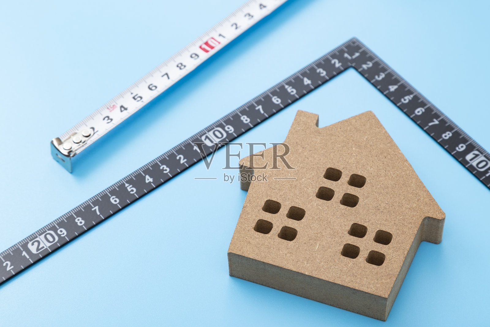 一个正方形和一个蓝色背景的房子照片摄影图片