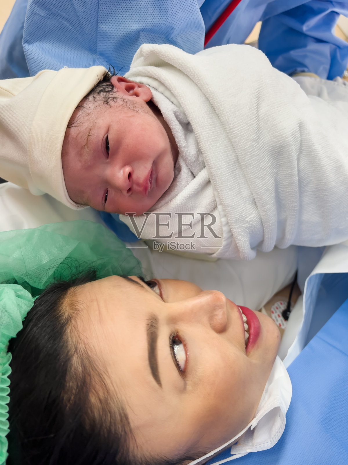 剖宫产手术后母亲和新生儿的第一眼照片摄影图片